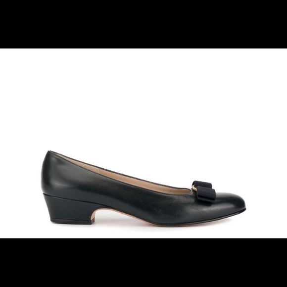 NAVY/GOLD VARA PUMPS SALVATORE FERRAEGAMO - Picture 8 of 8